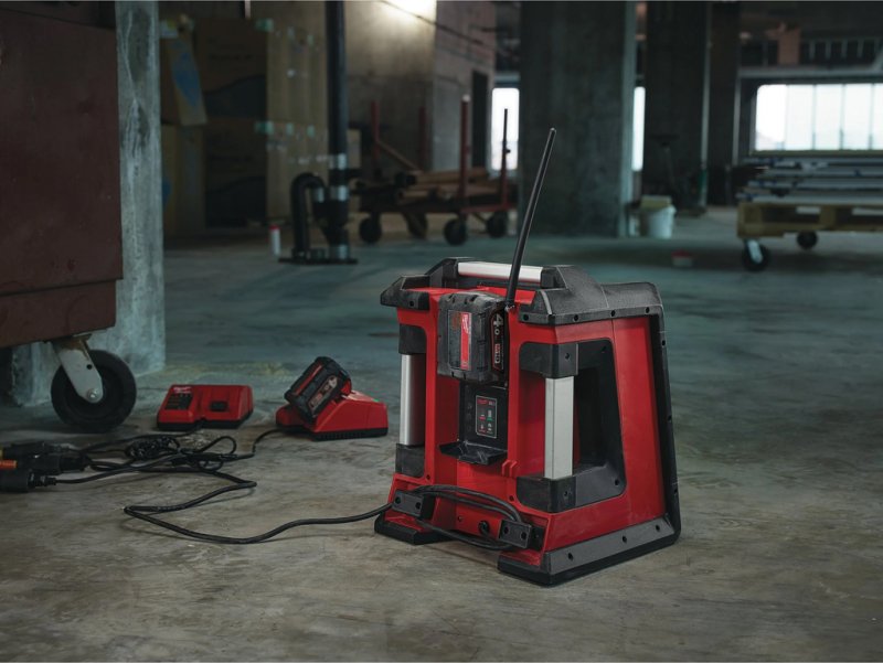 Radio santier cu dubla alimentare 220 V/18V, incarcator incorporat, SOLO, Milwaukee M18 RC-0