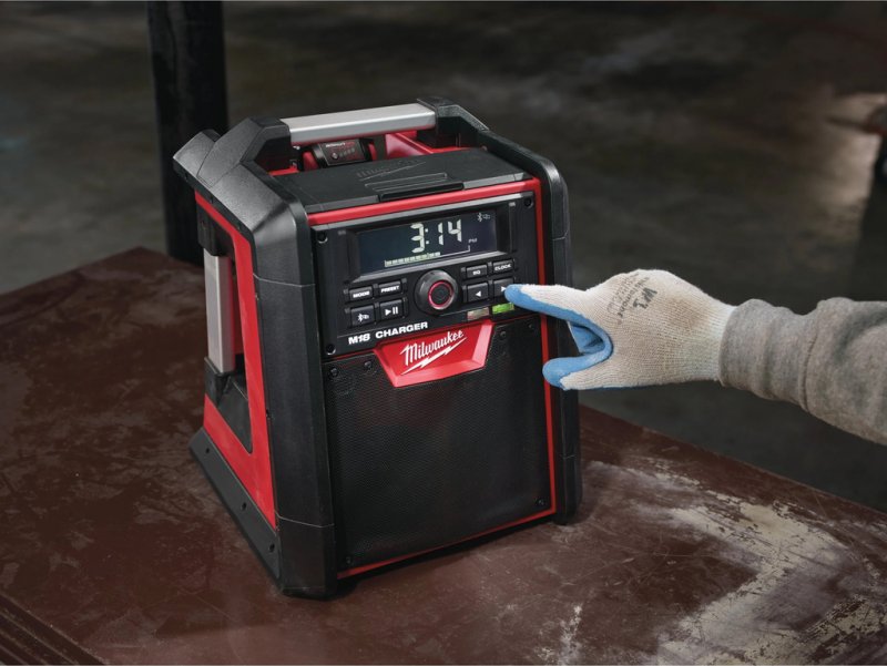 Radio santier cu dubla alimentare 220 V/18V, incarcator incorporat, SOLO, Milwaukee M18 RC-0