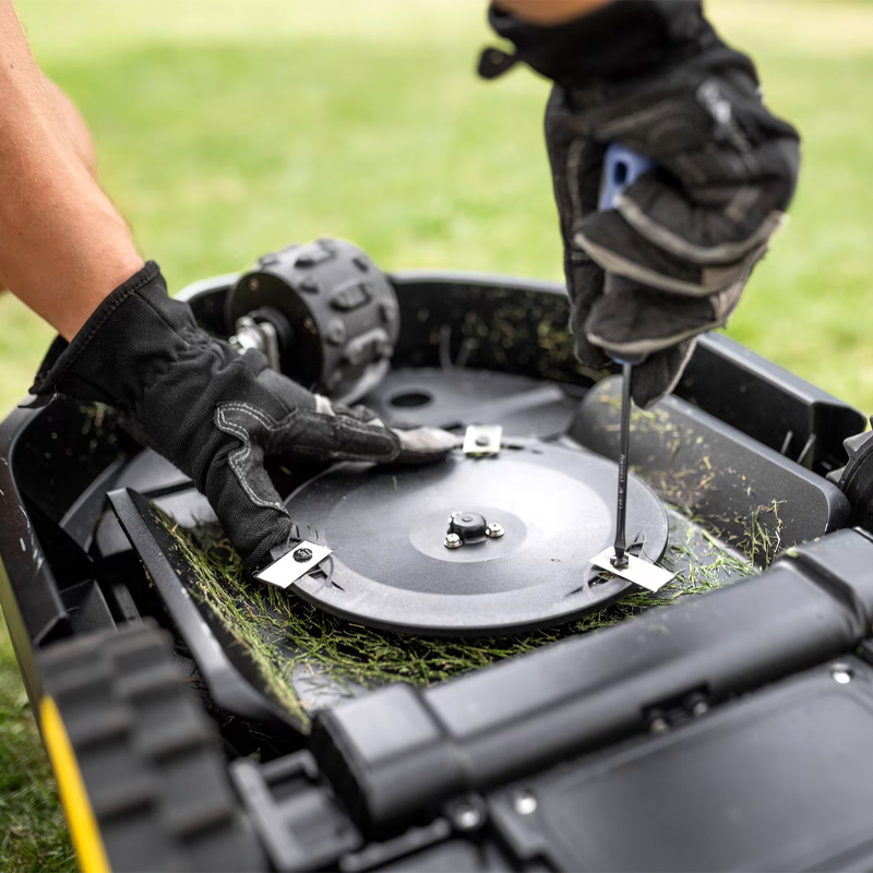 Set 12 lame + 12 suruburi pentru robotii de tuns iarba Karcher RCX