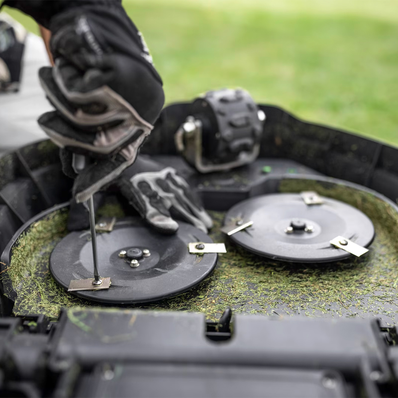 Set 12 lame + 12 suruburi pentru robotii de tuns iarba Karcher RCX