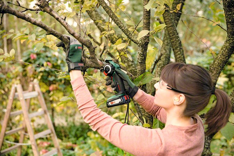 Fierastrau cu acumulatori cu lant, 18V, 2.5Ah, NanoBlade, BOSCH AdvancedCut 18