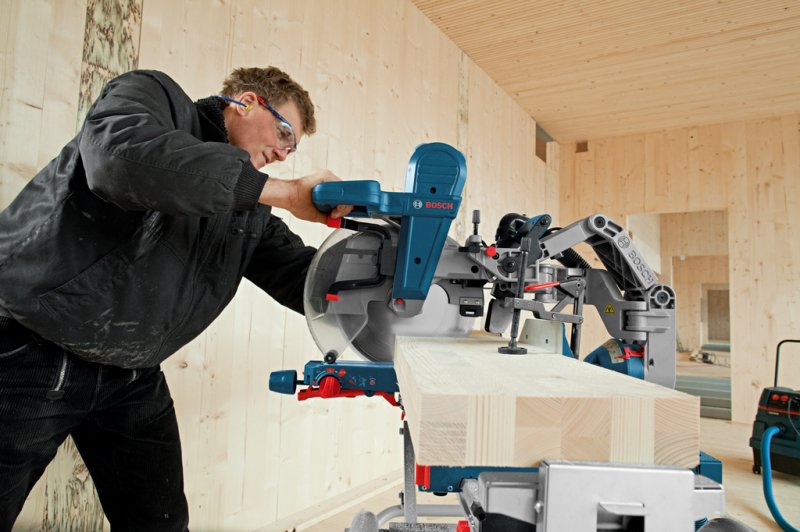 Fierastrau circular basculant cu cursa radiala / culisare BOSCH GCM 12 GDL Pro