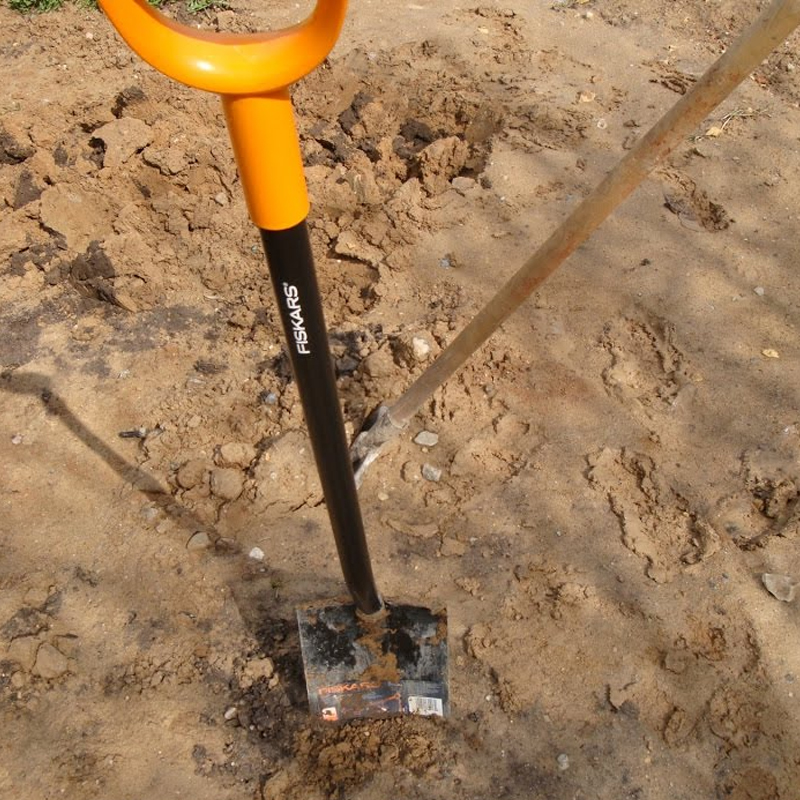 Cazma ascutita pentru sapat si aerat, tip Solid™, Fiskars