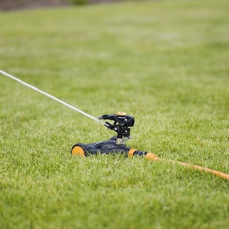 Aspersor pulsator metalic, cu roti, capacitate de irigare de peste 500 mp, Fiskars