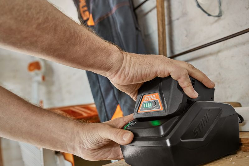 Incarcator Stihl, tip AL101, compatibil cu acumulatorii AP si AK