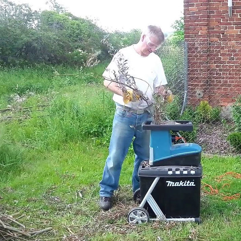 Tocator de frunze si crengi UD2500