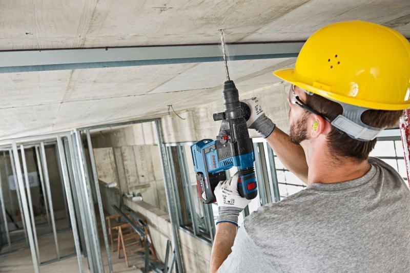 Ciocan rotopercutor SDS-plus, cu 2 acumulatori 18V 6.0Ah, tip GBH 18V-26