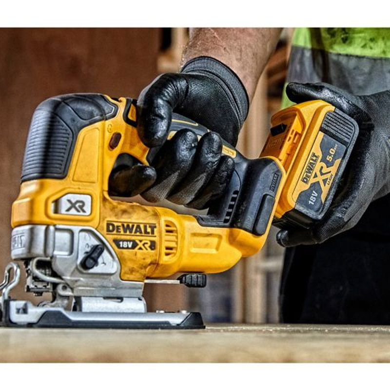 Fierastrau vertical (pendular) cu acumulator 2 x 5 Ah si maner superior, tip DCS334P2-QW