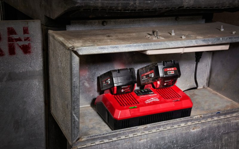 Incarcator dublu Milwaukee M18™, tip M18DFC