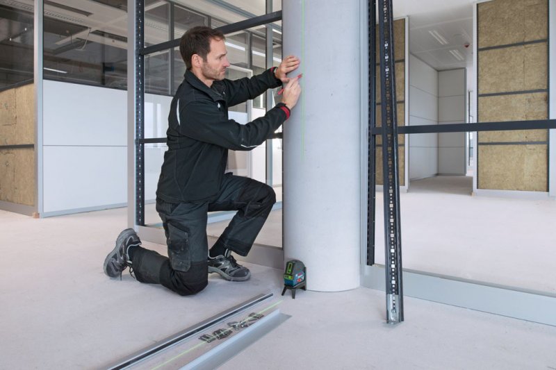 Nivela laser cu linii si puncte Bosch, tip GCL 2-15G cu suport rotativ RM1