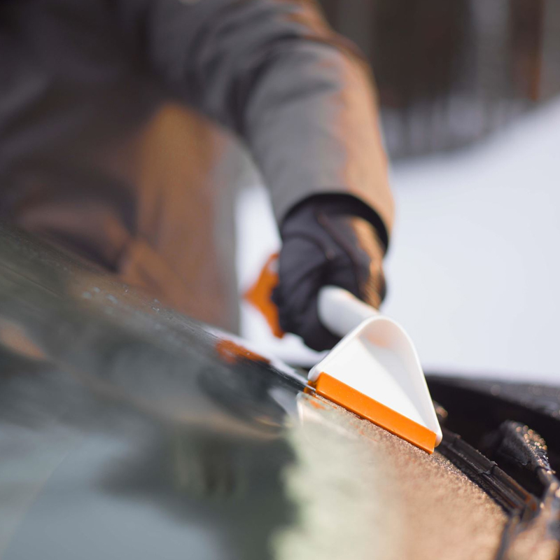 Perie si racleta pentru gheata, 670mm, 221g, Fiskars SnowXpert