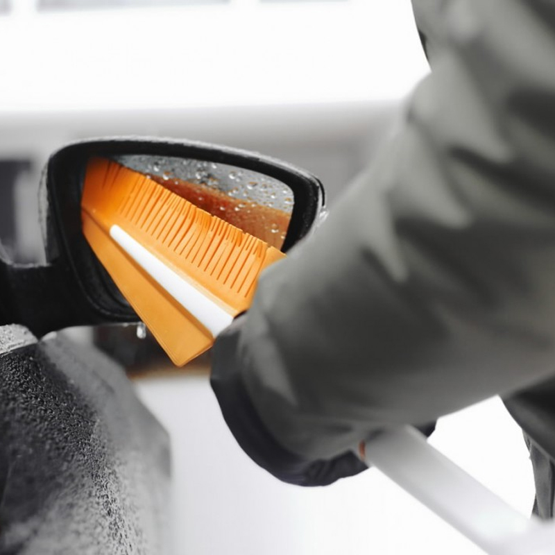 Perie si racleta pentru gheata, 670mm, 221g, Fiskars SnowXpert