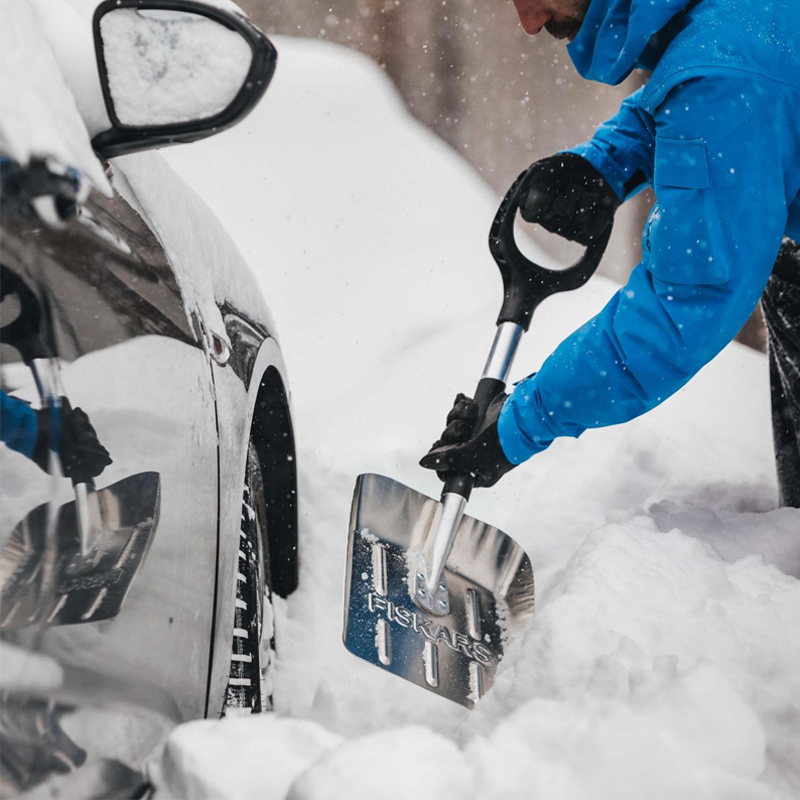 Lopata pentru masina 715mm, 630g, Fiskars SnowLight