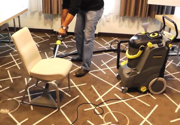 Aspirator cu spalare profesional Karcher PUZZI 30/4