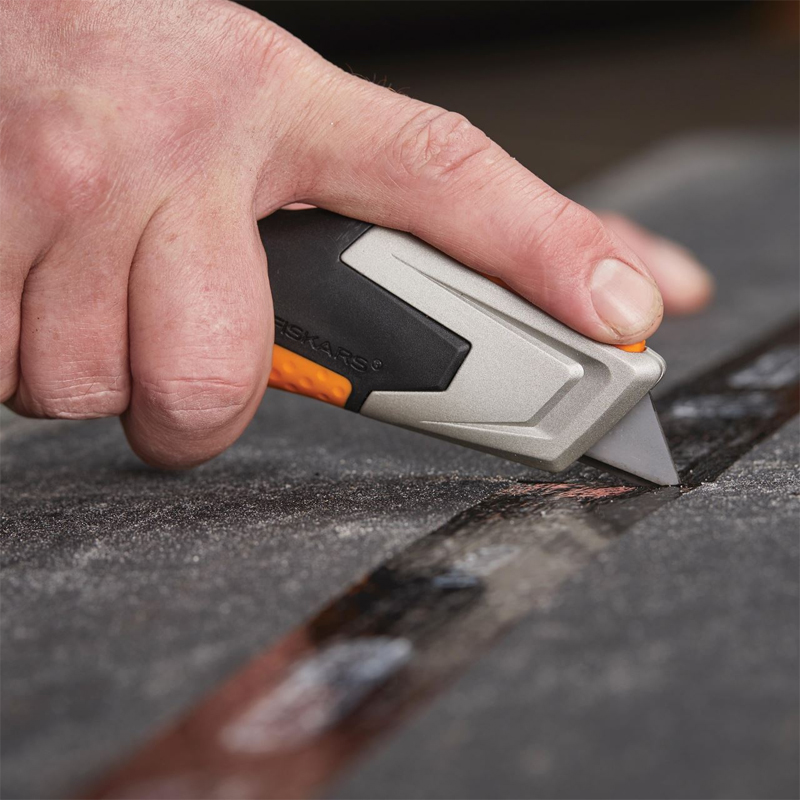 Cutit utilitar CarbonMax cu lama retractabila, 177 mm, 110 g, Fiskars