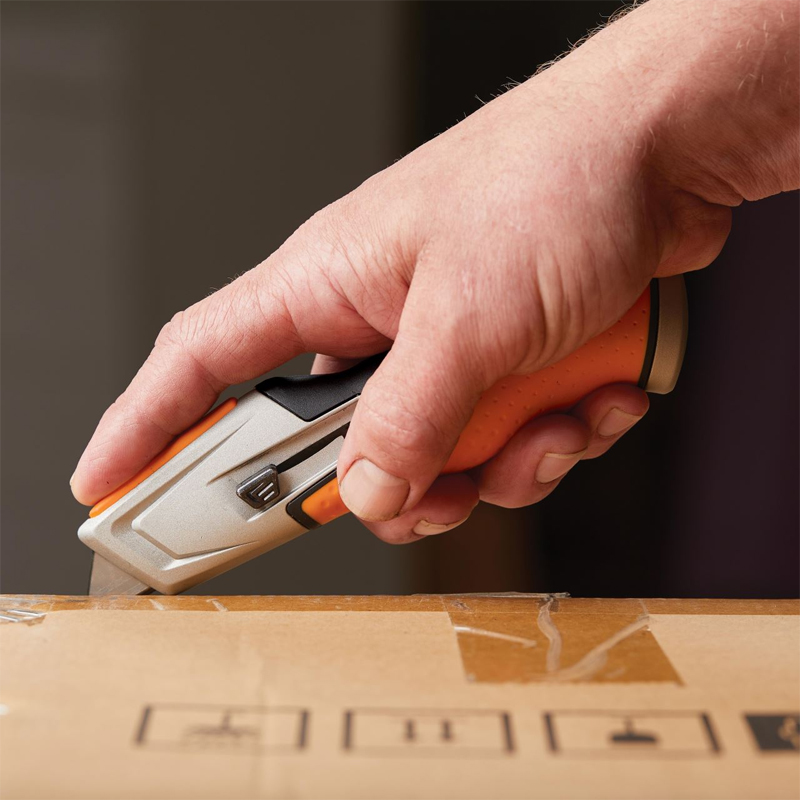 Cutit utilitar CarbonMax cu lama retractabila, 177 mm, 110 g, Fiskars