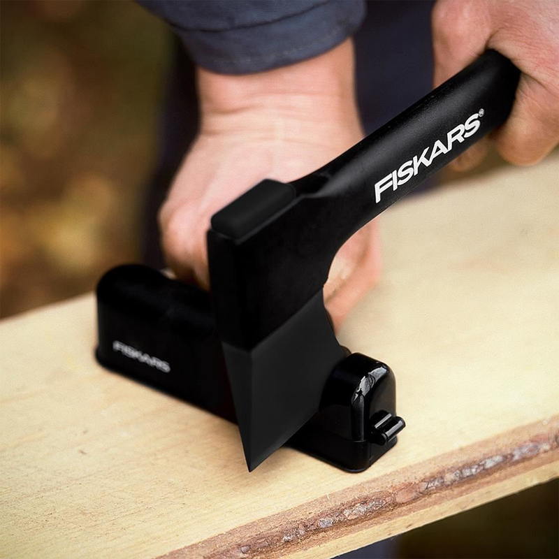 Dispozitiv pentru ascutit topoare si cutite, tip Solid™, Fiskars