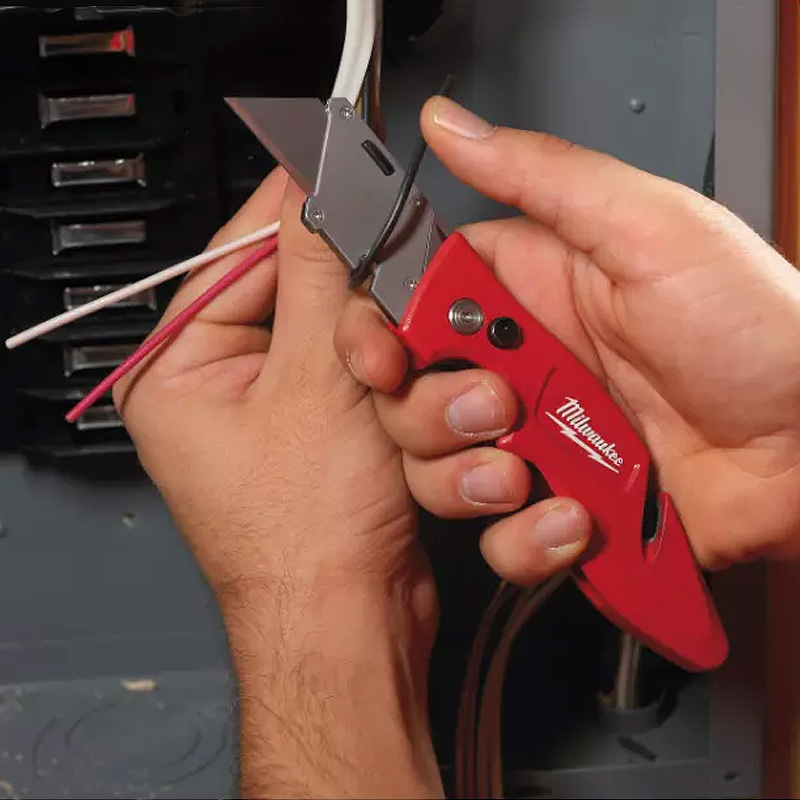 Cutit utilitar pliabil si compact, cu magazie pentru lame, Milwaukee FLIP FASTBACK