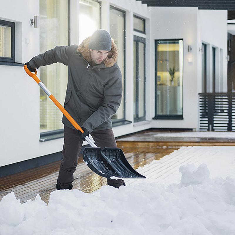 Lopată pentru zapadă FISKARS SnowXpert Pusher, neagră