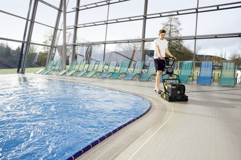 Masina de frecat aspirat tip BR 40/10 C Anniversary Edition, cadou doua perii rola