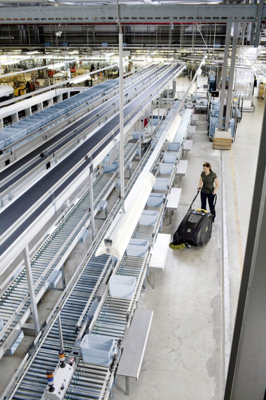 Masina de maturat - aspirat cu acumulatori Karcher KM 75/40 W Bp Pack Anniversary Edition, autotractare, cadou perie laterala cu peri duri