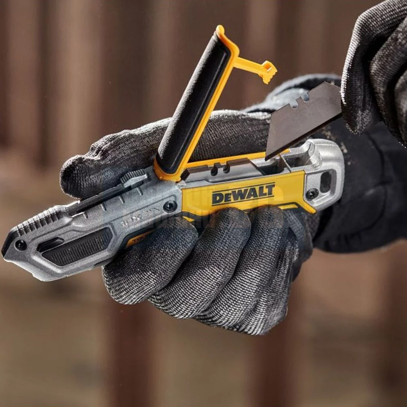 Cutit (cutter) utilitar premium cu lama trapezoidala retractabila DeWalt