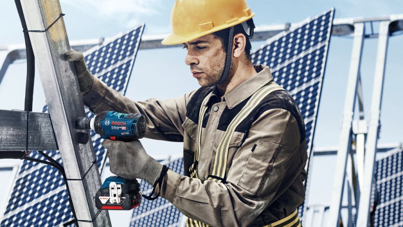 Masina de insurubat cu impact cu 2 acumulatori 18V 5.0Ah, tip GDS 18V-400