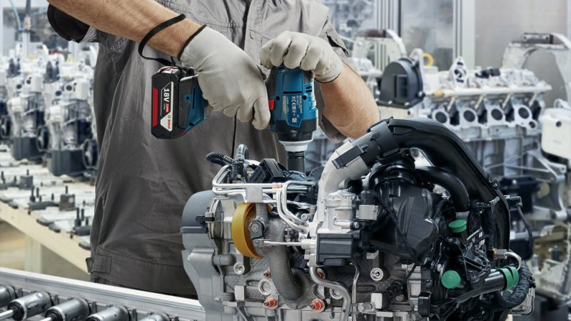 Masina de insurubat cu impact cu 2 acumulatori 18V 5.0Ah, tip GDS 18V-400