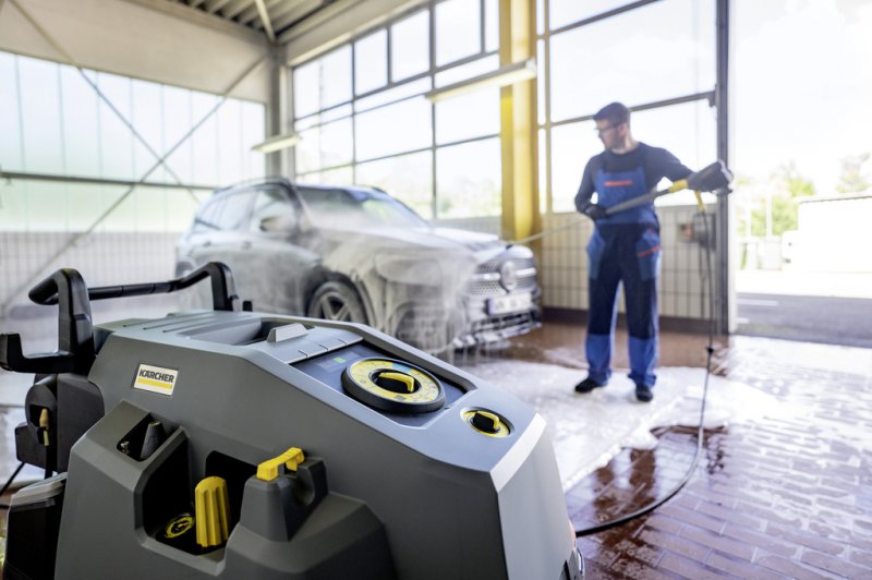 Aparat de spalat cu presiune si incalzire a apei si abur KARCHER HDS 8/18-4C