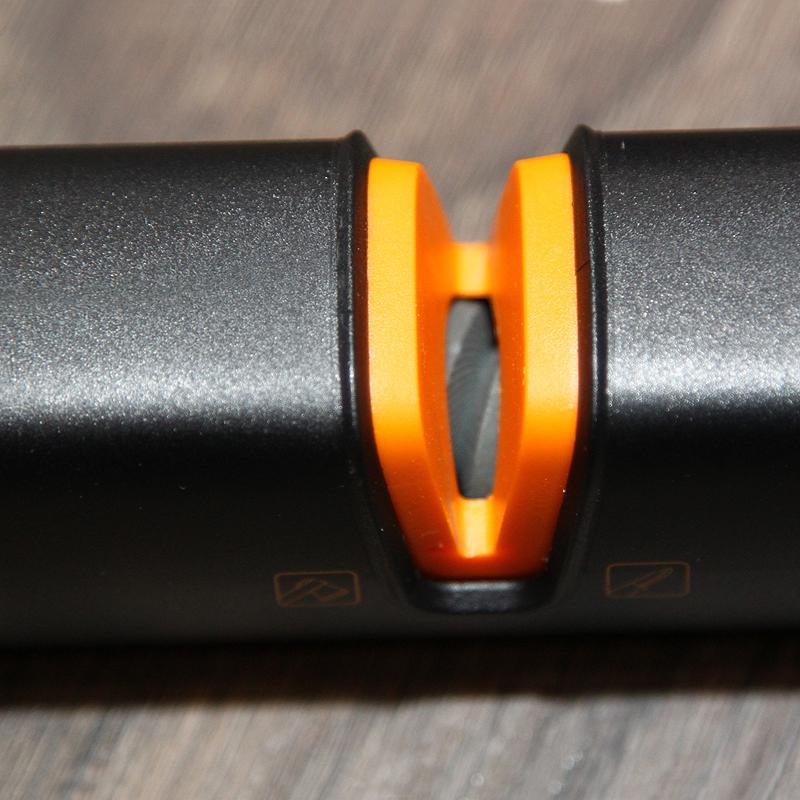 Dispozitiv pentru ascutit topoare si cutite Xsharp™, Fiskars