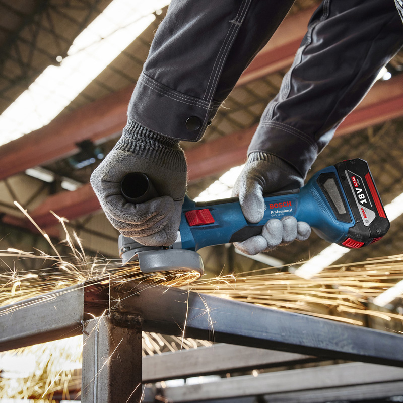 Polizor unghiular Bosch, 125 mm, cu acumulatori 18V Li-Ion, 2x 4.0 Ah, putere echivalenta 800 W, tip GWS 18V-8