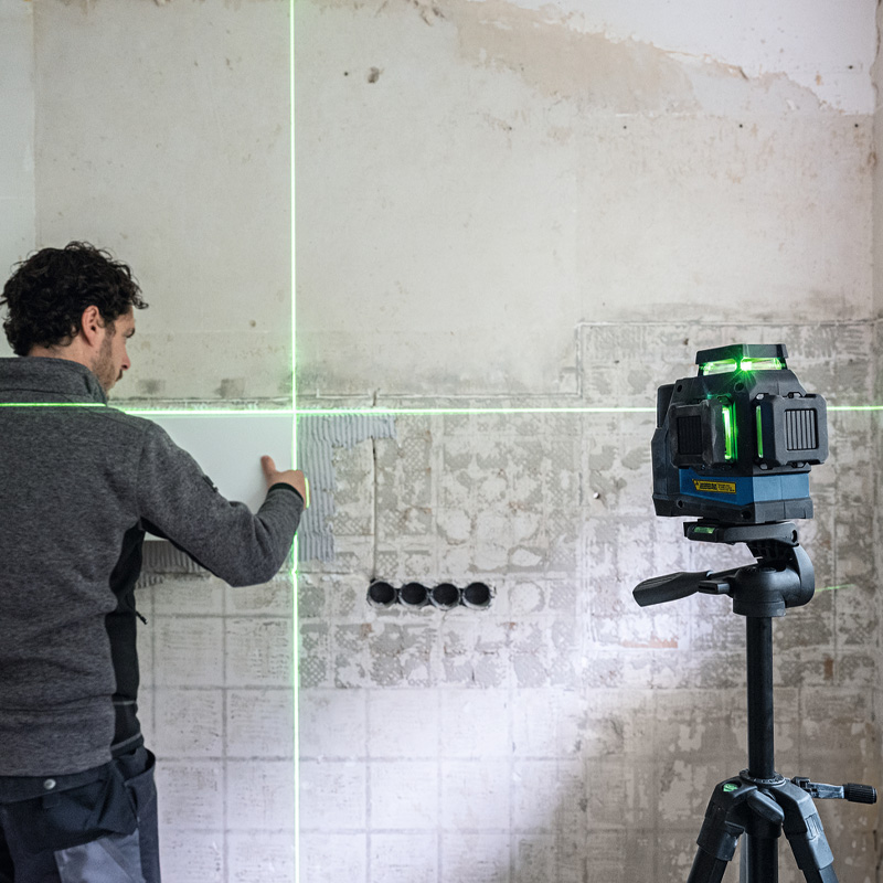 Nivela laser cu linii Bosch, tip GLL 12V-100-33 CG, cu suport LB 10 Professional, acumulator 12V Li-Ion 2Ah, incarcator si L-BOXX