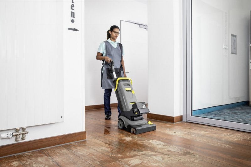 Masina de curatat cu perie Karcher BR 30/4 C BP PACK, cu acumulatori 