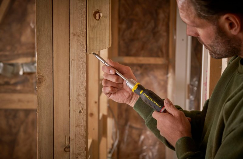 Surubelnita Stanley cu clichet si 12 varfuri interschimbabile