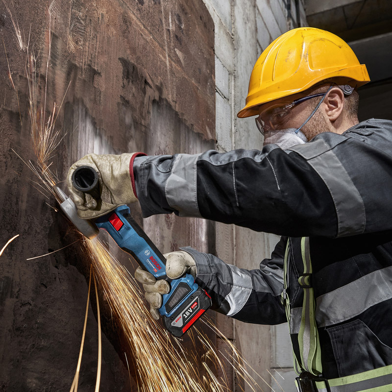 Set 2 scule compatibile cu acumulatorii de 18V: GSR 18V-65, GWS 18V-11, disc de tăiere, set biti, SOLO, cutie L-Case