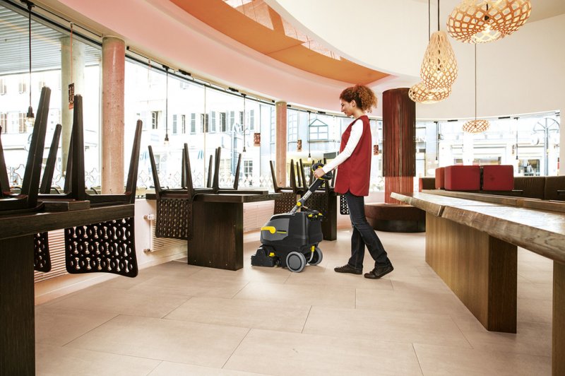 Masina de frecat-aspirat Karcher BR 35/12 C Bp Pack Go!Further, cadou: detergent pardoseala RM 69 N - 2 x 5 litri