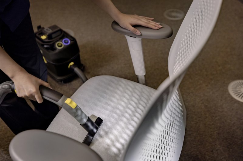 Aspirator uscat cu sac, cu acumulator Karcher T 10/1 Bp Adv HEPA Go!Further, cadou: 10 saci filtranti din pasla