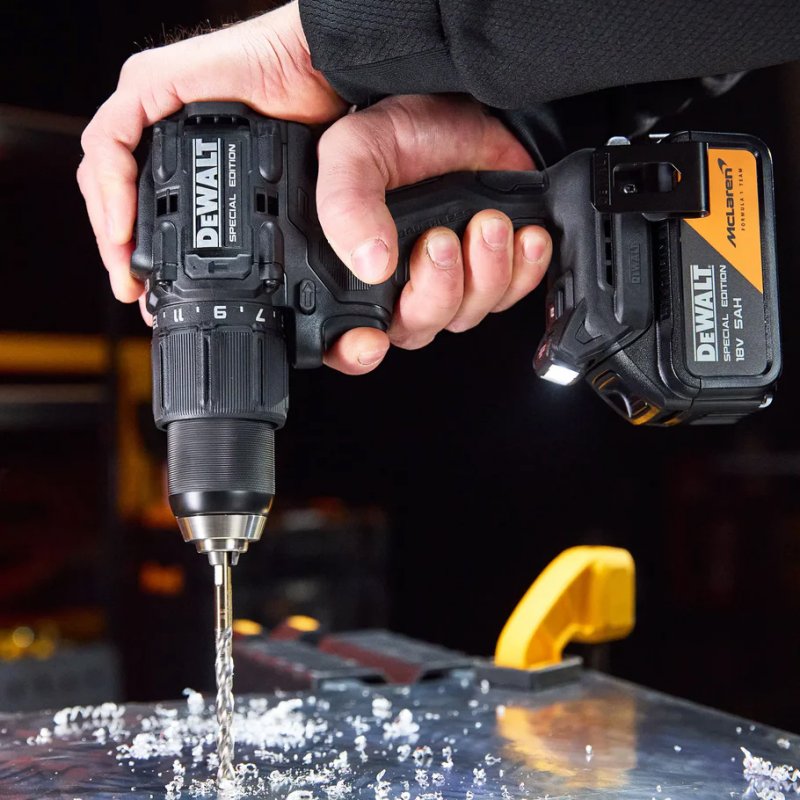 Masina de gaurit/insurubat cu percutie, 18V, 1 x 5.0Ah Li-Ion, 90 Nm, Dewalt McLaren F1 Team tip DCD86MP1T-QW